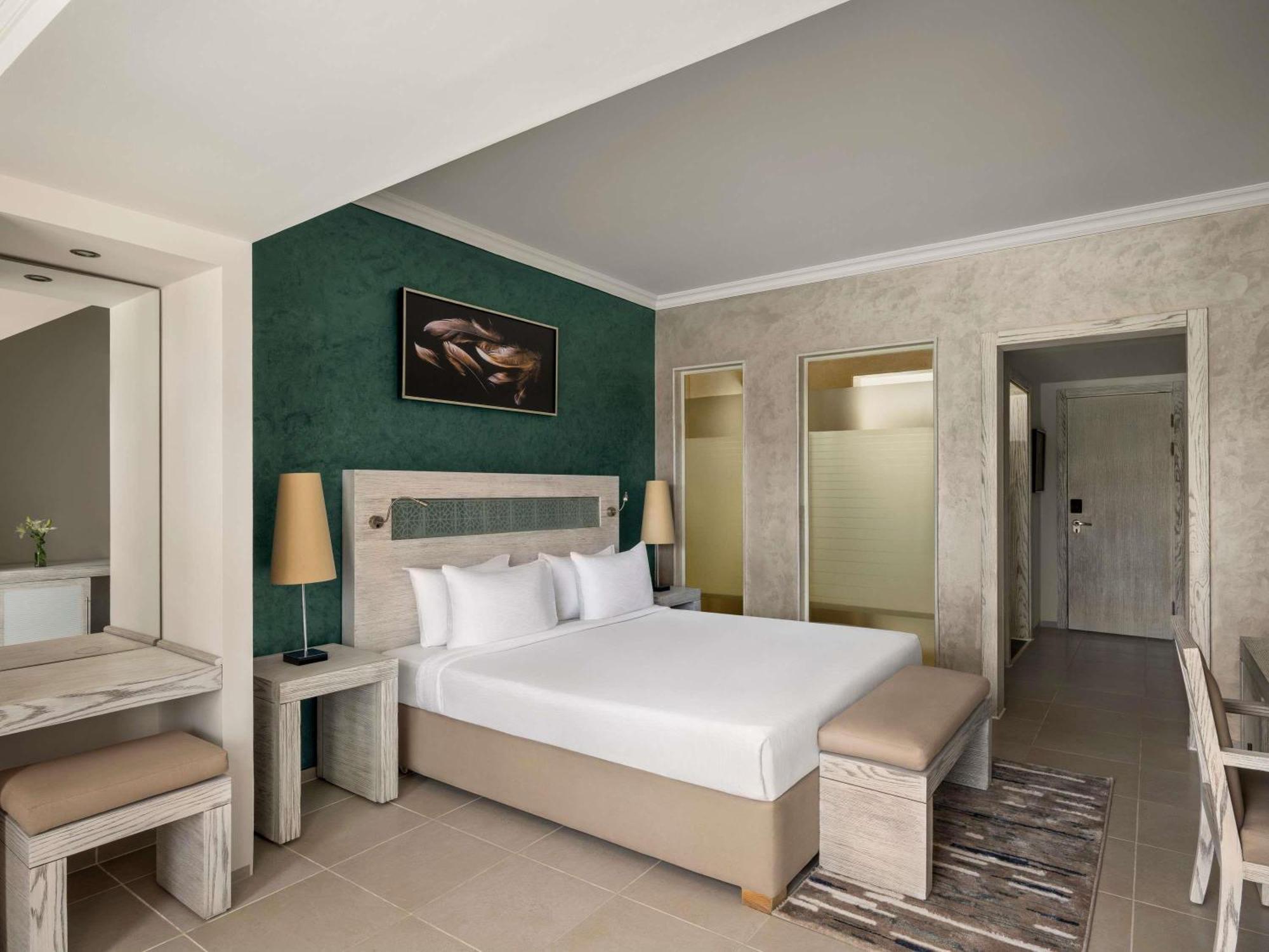 Deluxe Queen Room Pool View