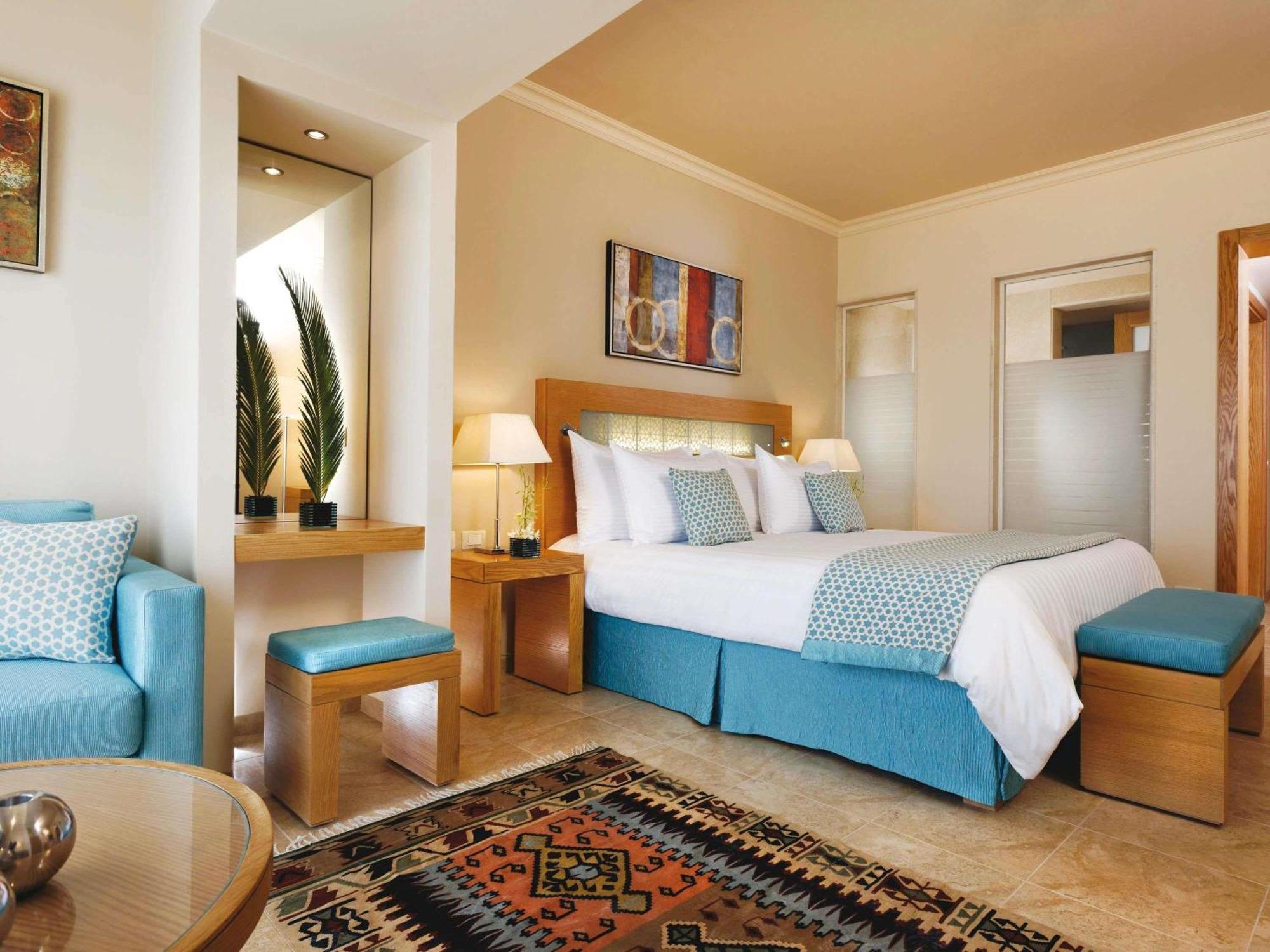 Deluxe Queen Room Pool View